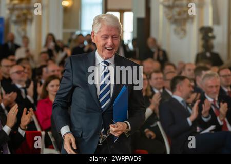 Prague, République tchèque. 12 mars 2024. L'ancien président des États-Unis d'Amérique Bill Clinton est vu lors de la conférence nationale tchèque sur la sécurité intitulée notre sécurité ne peut pas être tenue pour acquise au château de Prague. L'ancien président américain Bill Clinton se rend en République tchèque à l'occasion du 25e anniversaire de l'adhésion de la République tchèque à l'OTAN. Au cours de sa visite, il a assisté à la conférence nationale sur la sécurité tchèque intitulée "notre sécurité ne peut pas être tenue pour acquise" au château de Prague. Crédit : SOPA images Limited/Alamy Live News Banque D'Images