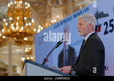 Prague, République tchèque. 12 mars 2024. Le président tchèque Petr Pavel s'adresse au public lors de la conférence nationale sur la sécurité tchèque intitulée "notre sécurité ne peut pas être tenue pour acquise" au château de Prague. L'ancien président américain Bill Clinton se rend en République tchèque à l'occasion du 25e anniversaire de l'adhésion de la République tchèque à l'OTAN. Au cours de sa visite, il a assisté à la conférence nationale sur la sécurité tchèque intitulée "notre sécurité ne peut pas être tenue pour acquise" au château de Prague. Crédit : SOPA images Limited/Alamy Live News Banque D'Images