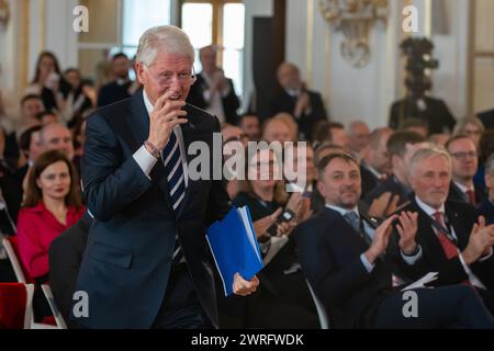 Prague, République tchèque. 12 mars 2024. L'ancien président des États-Unis d'Amérique Bill Clinton est vu lors de la conférence nationale tchèque sur la sécurité intitulée notre sécurité ne peut pas être tenue pour acquise au château de Prague. L'ancien président américain Bill Clinton se rend en République tchèque à l'occasion du 25e anniversaire de l'adhésion de la République tchèque à l'OTAN. Au cours de sa visite, il a assisté à la conférence nationale sur la sécurité tchèque intitulée "notre sécurité ne peut pas être tenue pour acquise" au château de Prague. Crédit : SOPA images Limited/Alamy Live News Banque D'Images