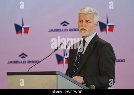 Prague, République tchèque. 12 mars 2024. Le président tchèque Petr Pavel s'adresse au public lors de la conférence nationale sur la sécurité tchèque intitulée "notre sécurité ne peut pas être tenue pour acquise" au château de Prague. L'ancien président américain Bill Clinton se rend en République tchèque à l'occasion du 25e anniversaire de l'adhésion de la République tchèque à l'OTAN. Au cours de sa visite, il a assisté à la conférence nationale sur la sécurité tchèque intitulée "notre sécurité ne peut pas être tenue pour acquise" au château de Prague. Crédit : SOPA images Limited/Alamy Live News Banque D'Images