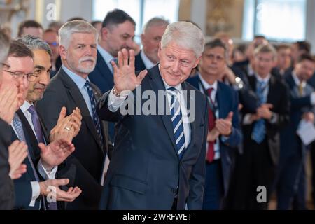 Prague, République tchèque. 12 mars 2024. L'ancien président des États-Unis d'Amérique Bill Clinton est vu lors de la conférence nationale tchèque sur la sécurité intitulée "notre sécurité ne peut pas être tenue pour acquise" au château de Prague. L'ancien président américain Bill Clinton se rend en République tchèque à l'occasion du 25e anniversaire de l'adhésion de la République tchèque à l'OTAN. Au cours de sa visite, il a assisté à la conférence nationale sur la sécurité tchèque intitulée "notre sécurité ne peut pas être tenue pour acquise" au château de Prague. Crédit : SOPA images Limited/Alamy Live News Banque D'Images