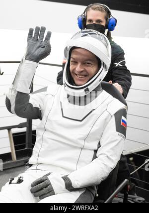 Pensecola (États-Unis d'Amérique). 12 mars 2024. Pensecola (États-Unis d'Amérique). 12 mars 2024. Konstantin Borisov, cosmonaute de Roscosmos, fait des vagues après avoir été aidé à sortir du vaisseau SpaceX Dragon Endurance à bord du MEGAN Recovery, le 12 mars 2024 au large des côtes de Pensacola, en Floride. Mogensen, le cosmonaute de Roscosmos Konstantin Borisov, l'astronaute de la NASA Jasmin Moghbeli et l'astronaute de la JAXA Satoshi Furukawa sont revenus après près de 6 mois dans l'espace à bord de la Station spatiale internationale. Crédit : Joel Kowsky/NASA/Alamy Live News Banque D'Images