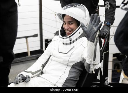 Pensecola (États-Unis d'Amérique). 12 mars 2024. Pensecola (États-Unis d'Amérique). 12 mars 2024. Jasmin Moghbeli, astronaute de la NASA, fait des vagues après avoir été aidé à sortir du vaisseau spatial SpaceX Dragon Endurance à bord du MEGAN Recovery, le 12 mars 2024 au large des côtes de Pensacola, en Floride. Mogensen, le cosmonaute de Roscosmos Konstantin Borisov, l'astronaute de la NASA Jasmin Moghbeli et l'astronaute de la JAXA Satoshi Furukawa sont revenus après près de 6 mois dans l'espace à bord de la Station spatiale internationale. Crédit : Joel Kowsky/NASA/Alamy Live News Banque D'Images