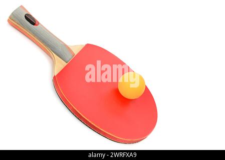 Raquette et balle de ping-pong. Équipement de tennis de table isolé sur fond blanc. Espace libre pour le texte. Banque D'Images