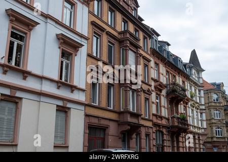 Vieille ville de Heidelberg, destination Allemagne. Extérieur d'un bâtiment historique impressionnant traditionnel. Fond de ciel nuageux. Sous la vue Banque D'Images