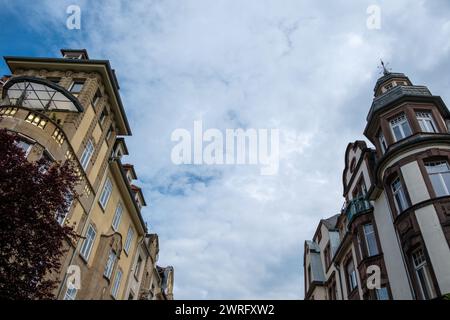 Allemagne destination Heidelberg vieille ville. Extérieur d'impressionnant traditionnel, imposant bâtiment historique, fond de ciel nuageux. Sous la vue Banque D'Images