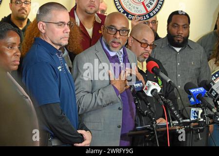 12 mars 2024, New York, New York : (NOUVELLE) Conférence de presse avec Richard Davis, président de transit Union. 12 mars 2024, New York, États-Unis : Richard Davis, président du syndicat des travailleurs du transit local 100 (TWU), réagissant à la violence dans le métro et le réseau de bus de New York et à la solution par la gouverneure de l'État de New York, Kathy Hochul. M. Davis isnÃ¢â‚¬â„¢est satisfait de la réponse du plan de la governorÃ¢â‚¬â„¢à la violence criminelle croissante contre les employés et le public de circonscription et aimerait voir un meilleur plan d'action de la part de l'État. (Foto : Victor M. Matos/Thenews2/Zumapress) Banque D'Images