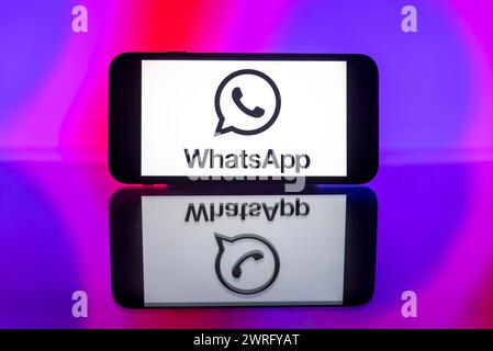 Inde. 12 mars 2024. Dans cette illustration photo, le logo WhatsApp est affiché sur l'écran d'un téléphone portable. (Crédit image : © Idrees Abbas/SOPA images via ZUMA Press Wire) USAGE ÉDITORIAL SEULEMENT! Non destiné à UN USAGE commercial ! Banque D'Images