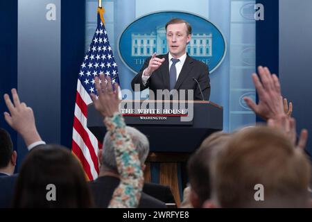 Washington, États-Unis. 12 mars 2024. Jake Sullivan, conseiller à la sécurité nationale des États-Unis, appelle un journaliste lors d'une conférence de presse dans la salle de conférence de presse James S. Brady à la Maison Blanche à Washington, DC, États-Unis, le mardi 12 mars, 2024. la Maison Blanche a annoncé une aide militaire de 300 millions de dollars à l'Ukraine, dernière initiative de l'administration Biden pour obtenir de l'aide à Kiev alors que le Congrès est toujours dans l'impasse. Photo de Tom Brenner/UPI crédit : UPI/Alamy Live News Banque D'Images