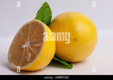 L'image d'un citron qui est coupé en deux et nous montre l'intérieur de lui à travers une image macro, il a un beau contenu et est sain et riche je Banque D'Images
