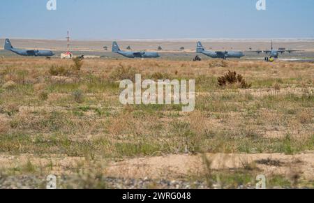 Quatre avions C130-J Super Hercules de l'armée de l'air américaine chargés d'aide humanitaire ont été lancés au-dessus de Gaza Banque D'Images