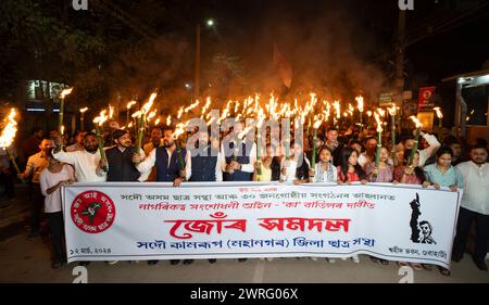 Les membres de l'Union des étudiants de l'Assam (AASU) prennent part à un rassemblement flamboyant et crient des slogans pour protester contre la mise en œuvre de la loi modifiant la loi sur la citoyenneté (CAA), le 12 mars 2024 à Guwahati, Assam, Inde. La loi portant modification de la citoyenneté (CAA), adoptée par le Parlement indien en 2019, accorde en effet une citoyenneté accélérée à certaines minorités religieuses d'Afghanistan, du Bangladesh et du Pakistan arrivées en Inde le 31 décembre 2014 ou avant cette date. Ces minorités religieuses comprennent les hindous, les sikhs, les bouddhistes, les jaïns, les parsis, et chrétiens. Crédit : David Talukdar/Alamy Live News Banque D'Images