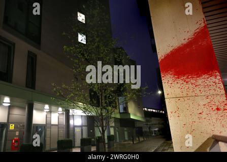 Une éclaboussure de peinture rouge orne le mur à l'extérieur des bureaux de la sécurité de la Défense aérospatiale après avoir été pris pour cible par des activistes de Palestine action. Palestine action continue de cibler les entreprises partenaires de la société de défense israélienne Elbit Systems dans le but de les isoler et de rendre les affaires impossibles. Cette tactique a contraint quatre entreprises à cesser de travailler avec Elbit Systems. Aerospace Defence Security Group est responsable du salon « sécurité et police » à Farnborough, qui accueillera des représentants de la société israélienne d’armement Elbit Systems. Banque D'Images