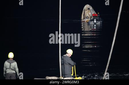 Pensecola (États-Unis d'Amérique). 12 mars 2024. Pensecola (États-Unis d'Amérique). 12 mars 2024. Les équipes de soutien travaillent pour sécuriser le vaisseau spatial SpaceX Dragon Endurance après une plongée dans le golfe du Mexique, le 12 mars 2024 au large de Pensacola, en Floride. Membres de l'expédition 70 L'astronaute de la NASA Jasmin Moghbeli, l'astronaute de l'ESA Andreas Mogensen, l'astronaute de la JAXA Satoshi Furukawa et le cosmonaute de Roscosmos Konstantin Borisov sont revenus après près de 6 mois dans l'espace à bord de la Station spatiale internationale. Crédit : Joel Kowsky/NASA/Alamy Live News Banque D'Images