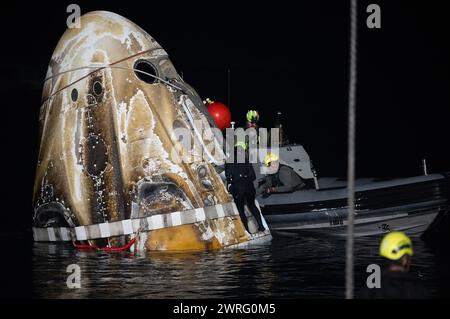 Pensecola (États-Unis d'Amérique). 12 mars 2024. Pensecola (États-Unis d'Amérique). 12 mars 2024. Les équipes de soutien travaillent pour sécuriser le vaisseau spatial SpaceX Dragon Endurance après une plongée dans le golfe du Mexique, le 12 mars 2024 au large de Pensacola, en Floride. Membres de l'expédition 70 L'astronaute de la NASA Jasmin Moghbeli, l'astronaute de l'ESA Andreas Mogensen, l'astronaute de la JAXA Satoshi Furukawa et le cosmonaute de Roscosmos Konstantin Borisov sont revenus après près de 6 mois dans l'espace à bord de la Station spatiale internationale. Crédit : Joel Kowsky/NASA/Alamy Live News Banque D'Images