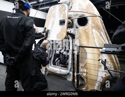 Pensecola (États-Unis d'Amérique). 12 mars 2024. Pensecola (États-Unis d'Amérique). 12 mars 2024. Les équipes de soutien ouvrent la trappe du vaisseau spatial SpaceX Dragon Endurance après avoir été sécurisé à bord du MEGAN Recovery, le 12 mars 2024 au large des côtes de Pensacola, en Floride. L'astronaute de l'ESA Andreas Mogensen, le cosmonaute de Roscosmos Konstantin Borisov, l'astronaute de la NASA Jasmin Moghbeli et l'astronaute de la JAXA Satoshi Furukawa sont revenus après près de 6 mois dans l'espace à bord de la Station spatiale internationale. Crédit : Joel Kowsky/NASA/Alamy Live News Banque D'Images