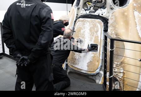 Pensecola (États-Unis d'Amérique). 12 mars 2024. Pensecola (États-Unis d'Amérique). 12 mars 2024. Les équipes de soutien ouvrent la trappe du vaisseau spatial SpaceX Dragon Endurance après avoir été sécurisé à bord du MEGAN Recovery, le 12 mars 2024 au large des côtes de Pensacola, en Floride. L'astronaute de l'ESA Andreas Mogensen, le cosmonaute de Roscosmos Konstantin Borisov, l'astronaute de la NASA Jasmin Moghbeli et l'astronaute de la JAXA Satoshi Furukawa sont revenus après près de 6 mois dans l'espace à bord de la Station spatiale internationale. Crédit : Joel Kowsky/NASA/Alamy Live News Banque D'Images