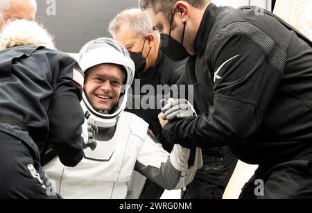 Pensecola (États-Unis d'Amérique). 12 mars 2024. Pensecola (États-Unis d'Amérique). 12 mars 2024. Andreas Mogensen, astronaute de l'ESA, est aidé à sortir du vaisseau SpaceX Dragon Endurance à bord du MEGAN Recovery, le 12 mars 2024 au large des côtes de Pensacola, en Floride. Mogensen, le cosmonaute de Roscosmos Konstantin Borisov, l'astronaute de la NASA Jasmin Moghbeli et l'astronaute de la JAXA Satoshi Furukawa sont revenus après près de 6 mois dans l'espace à bord de la Station spatiale internationale. Crédit : Joel Kowsky/NASA/Alamy Live News Banque D'Images