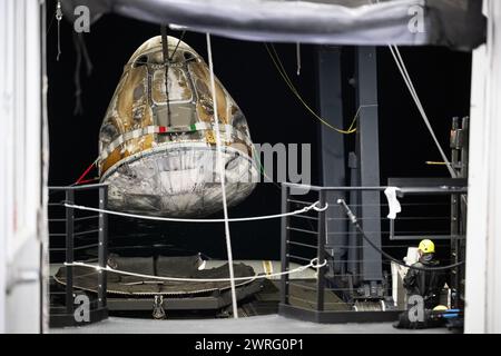 Pensecola (États-Unis d'Amérique). 12 mars 2024. Pensecola (États-Unis d'Amérique). 12 mars 2024. Les équipes de soutien lèvent le vaisseau SpaceX Dragon Endurance à bord du navire MEGAN Recovery après une immersion dans le golfe du Mexique, le 12 mars 2024 au large des côtes de Pensacola, en Floride. Membres de l'expédition 70 L'astronaute de la NASA Jasmin Moghbeli, l'astronaute de l'ESA Andreas Mogensen, l'astronaute de la JAXA Satoshi Furukawa et le cosmonaute de Roscosmos Konstantin Borisov sont revenus après près de 6 mois dans l'espace à bord de la Station spatiale internationale. Crédit : Joel Kowsky/NASA/Alamy Live News Banque D'Images
