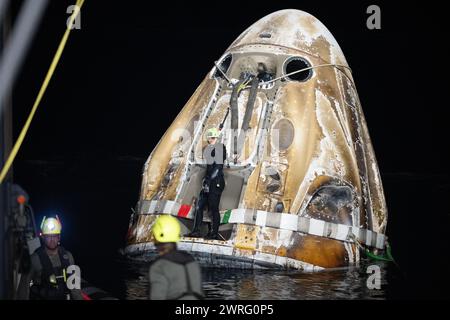 Pensecola (États-Unis d'Amérique). 12 mars 2024. Pensecola (États-Unis d'Amérique). 12 mars 2024. Les équipes de soutien travaillent pour sécuriser le vaisseau SpaceX Dragon Endurance à bord du navire MEGAN Recovery après une immersion dans le golfe du Mexique, le 12 mars 2024 au large des côtes de Pensacola, en Floride. Membres de l'expédition 70 L'astronaute de la NASA Jasmin Moghbeli, l'astronaute de l'ESA Andreas Mogensen, l'astronaute de la JAXA Satoshi Furukawa et le cosmonaute de Roscosmos Konstantin Borisov sont revenus après près de 6 mois dans l'espace à bord de la Station spatiale internationale. Crédit : Joel Kowsky/NASA/Alamy Live News Banque D'Images
