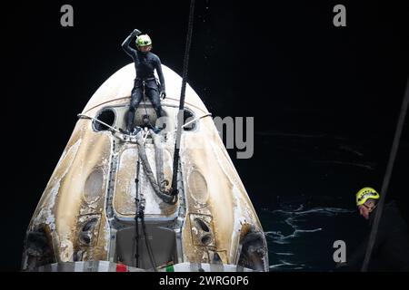 Pensecola (États-Unis d'Amérique). 12 mars 2024. Pensecola (États-Unis d'Amérique). 12 mars 2024. Les équipes de soutien travaillent pour sécuriser le vaisseau SpaceX Dragon Endurance à bord du navire MEGAN Recovery après une immersion dans le golfe du Mexique, le 12 mars 2024 au large des côtes de Pensacola, en Floride. Membres de l'expédition 70 L'astronaute de la NASA Jasmin Moghbeli, l'astronaute de l'ESA Andreas Mogensen, l'astronaute de la JAXA Satoshi Furukawa et le cosmonaute de Roscosmos Konstantin Borisov sont revenus après près de 6 mois dans l'espace à bord de la Station spatiale internationale. Crédit : Joel Kowsky/NASA/Alamy Live News Banque D'Images