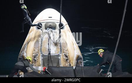 Pensecola (États-Unis d'Amérique). 12 mars 2024. Pensecola (États-Unis d'Amérique). 12 mars 2024. Les équipes de soutien travaillent pour sécuriser le vaisseau SpaceX Dragon Endurance à bord du navire MEGAN Recovery après une immersion dans le golfe du Mexique, le 12 mars 2024 au large des côtes de Pensacola, en Floride. Membres de l'expédition 70 L'astronaute de la NASA Jasmin Moghbeli, l'astronaute de l'ESA Andreas Mogensen, l'astronaute de la JAXA Satoshi Furukawa et le cosmonaute de Roscosmos Konstantin Borisov sont revenus après près de 6 mois dans l'espace à bord de la Station spatiale internationale. Crédit : Joel Kowsky/NASA/Alamy Live News Banque D'Images