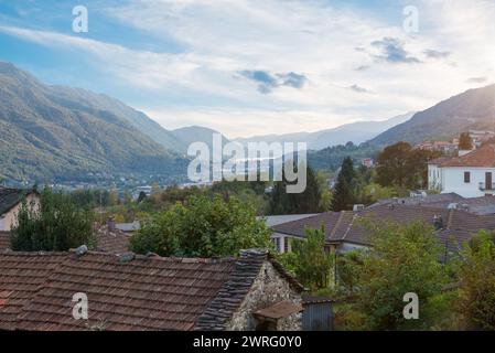 Vallée de Corcera avec la ville d'Omegna et le lac Orta vu d'en haut, Italie. Province de Verbano Cusio Ossola dans la région du Piémont Banque D'Images