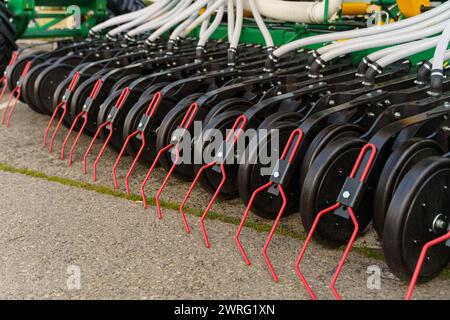 Machine agricole verte - semoir universel automatique, debout dans le parking. Conçu pour semer des graines de céréales, légumineuses, crucifères grasse Banque D'Images