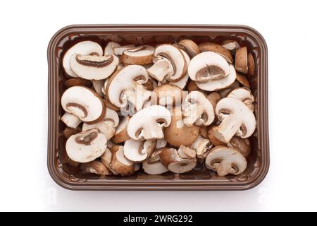 Vue aérienne de champignons cremini ou crimini tranchés sur blanc Banque D'Images