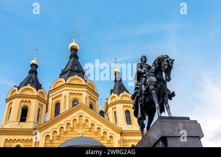 NIJNI NOVGOROD, RUSSIE - 30 MAI 2023 : Monument avec l'inscription Saint BIENHEUREUX Grand-Duc Alexandre Nevski devant le Cathed Alexandre Nevski Banque D'Images