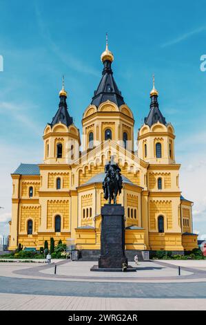 NIJNI NOVGOROD, RUSSIE - 30 MAI 2023 : Monument avec l'inscription Saint BIENHEUREUX Grand-Duc Alexandre Nevski devant le Cathed Alexandre Nevski Banque D'Images