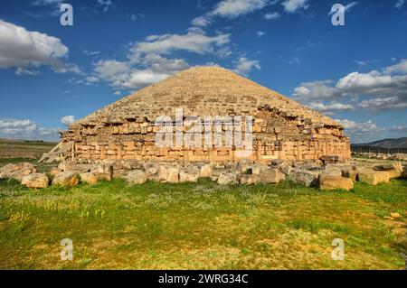 Medracen - un mausolée royal-temple des rois berbères Numidiens près de la ville de Batna Banque D'Images