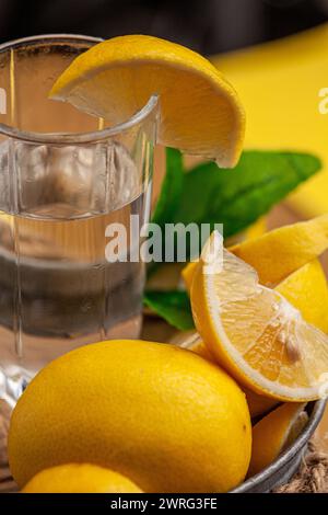 Cocktail Mojito au citron et à la menthe. Boissons rafraîchissantes ou boisson pour l'été, limonade douce et aigre froide dans les verres avec des citrons frais tranchés. T Banque D'Images