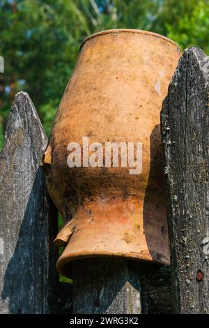 Cruches marron argile sur une clôture rurale en bois, Pologne, Podlasie Banque D'Images