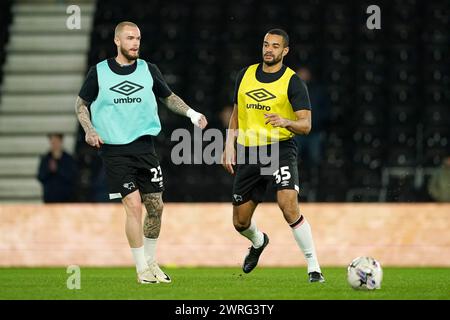 Joe Ward de Derby County (à gauche) et Curtis Nelson de Derby County s'échauffent avant le match de Sky Bet League One à Pride Park, Derby. Date de la photo : mardi 12 mars 2024. Banque D'Images