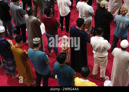 Bangkok, Thaïlande. 12 mars 2024. Musulmans vus prier pendant le premier jour du Ramadan au Centre islamique de Thaïlande. Ramadan est le neuvième mois du calendrier islamique, et c'est un mois de jeûne, de prière et de méditation pour les musulmans du monde entier et on croit que la commémoration de la première révélation de Mahomet. (Photo de Peerapon Boonyakiat/SOPA image/SIPA USA) crédit : SIPA USA/Alamy Live News Banque D'Images