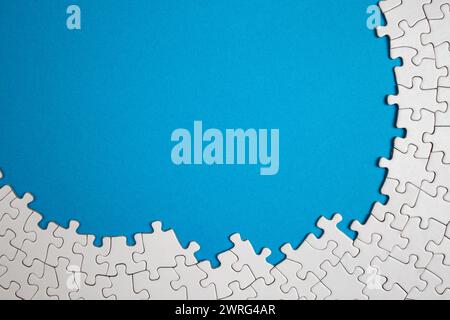 Cadre de puzzle blanc Uni sur fond de couleur bleue, abstrait Banque D'Images