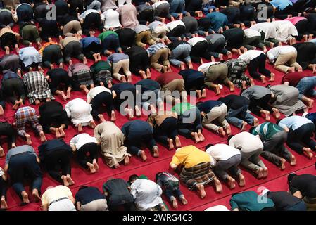 Bangkok, Thaïlande. 12 mars 2024. Musulmans vus prier pendant le premier jour du Ramadan au Centre islamique de Thaïlande. Ramadan est le neuvième mois du calendrier islamique, et c'est un mois de jeûne, de prière et de méditation pour les musulmans du monde entier et on croit que la commémoration de la première révélation de Mahomet. (Photo de Peerapon Boonyakiat/SOPA image/SIPA USA) crédit : SIPA USA/Alamy Live News Banque D'Images