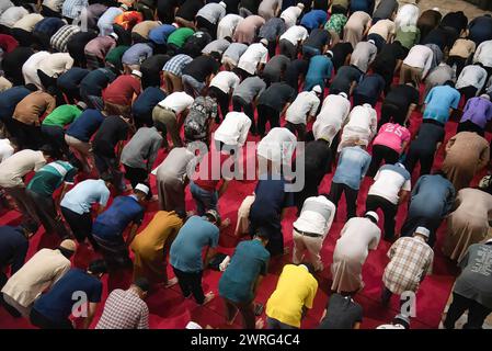 Bangkok, Thaïlande. 12 mars 2024. Musulmans vus prier pendant le premier jour du Ramadan au Centre islamique de Thaïlande. Ramadan est le neuvième mois du calendrier islamique, et c'est un mois de jeûne, de prière et de méditation pour les musulmans du monde entier et on croit que la commémoration de la première révélation de Mahomet. (Photo de Peerapon Boonyakiat/SOPA image/SIPA USA) crédit : SIPA USA/Alamy Live News Banque D'Images