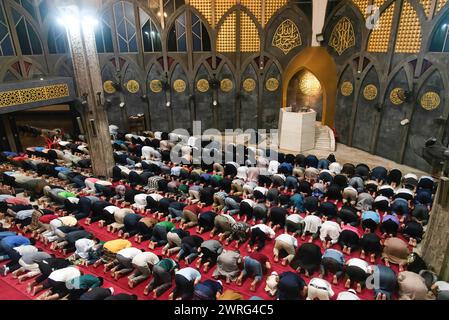 Bangkok, Thaïlande. 12 mars 2024. Musulmans vus prier pendant le premier jour du Ramadan au Centre islamique de Thaïlande. Ramadan est le neuvième mois du calendrier islamique, et c'est un mois de jeûne, de prière et de méditation pour les musulmans du monde entier et on croit que la commémoration de la première révélation de Mahomet. (Photo de Peerapon Boonyakiat/SOPA image/SIPA USA) crédit : SIPA USA/Alamy Live News Banque D'Images