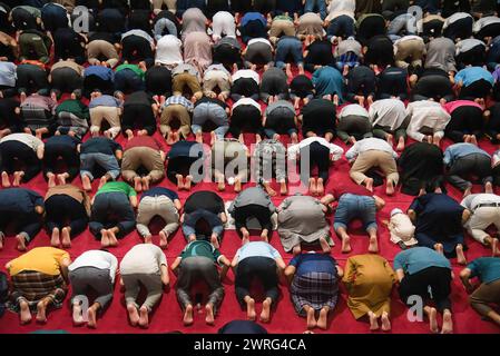 Bangkok, Thaïlande. 12 mars 2024. Musulmans vus prier pendant le premier jour du Ramadan au Centre islamique de Thaïlande. Ramadan est le neuvième mois du calendrier islamique, et c'est un mois de jeûne, de prière et de méditation pour les musulmans du monde entier et on croit que la commémoration de la première révélation de Mahomet. (Photo de Peerapon Boonyakiat/SOPA image/SIPA USA) crédit : SIPA USA/Alamy Live News Banque D'Images