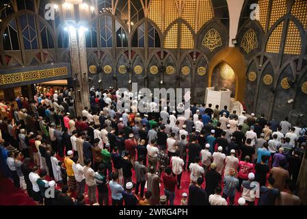 Bangkok, Thaïlande. 12 mars 2024. Musulmans vus prier pendant le premier jour du Ramadan au Centre islamique de Thaïlande. Ramadan est le neuvième mois du calendrier islamique, et c'est un mois de jeûne, de prière et de méditation pour les musulmans du monde entier et on croit que la commémoration de la première révélation de Mahomet. (Crédit image : © Peerapon Boonyakiat/SOPA images via ZUMA Press Wire) USAGE ÉDITORIAL SEULEMENT! Non destiné à UN USAGE commercial ! Banque D'Images