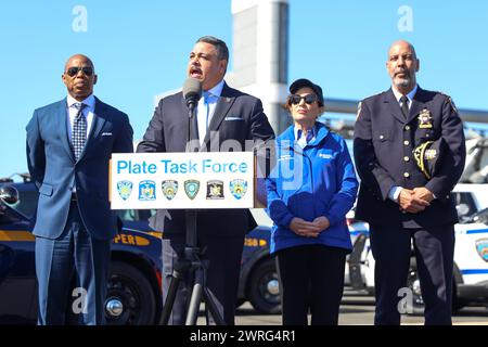 La gouverneure Kathy Hochul et le maire Eric Adams font une annonce de sécurité publique sur le pont RFK à New York aux États-Unis ce mardi 12 mars 2024. Crédit : Brazil photo Press/Alamy Live News Banque D'Images