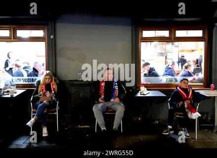 Fans devant la manche 16 de l'UEFA Champions League, match de deuxième manche à l'Emirates Stadium, Londres. Date de la photo : mardi 12 mars 2024. Banque D'Images