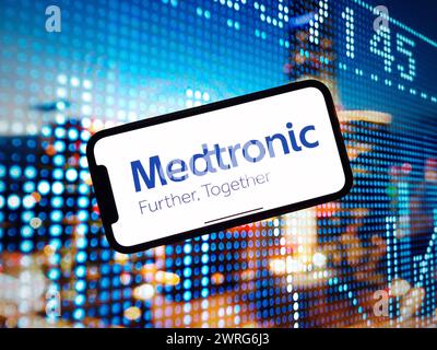 Dans cette illustration photo, le logo de la société Medtronic est affiché sur un écran de smartphone. Banque D'Images