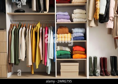 Rack avec des vêtements d'automne féminins élégants dans une garde-robe moderne Banque D'Images