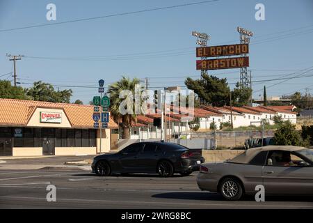 Barstow, Californie, États-Unis - 20 juin 2020 : la circulation traverse le cœur du centre-ville de Barstow. Banque D'Images