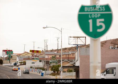 Barstow, Californie, États-Unis - 20 juin 2020 : la circulation traverse le cœur du centre-ville de Barstow. Banque D'Images