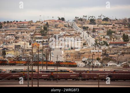 Barstow, Californie, États-Unis - 20 juin 2020 : les trains passent au cœur du centre-ville de Barstow. Banque D'Images