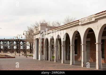 Barstow, Californie, États-Unis - 20 juin 2020 : le soleil brille l'après-midi sur l'historique Casa Del Desierto, une gare de Harvey House. Banque D'Images